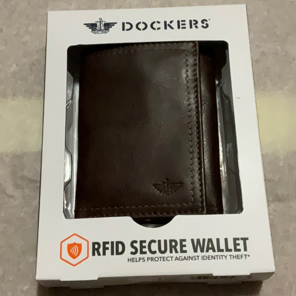 Dockers Rfid Blocking Trifold Wallet with Zipper Closure